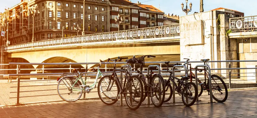Bicicletas aparcadas junto a la ría de Bilbao al atardecer