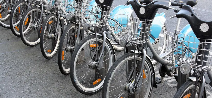 Bicicletas de alquiler alineadas en una estación pública de Bilbao