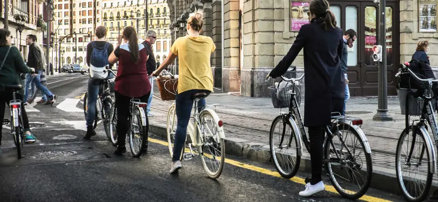 “Ciclistas recorriendo las calles del centro de Bilbao durante un tour en bici con buendía