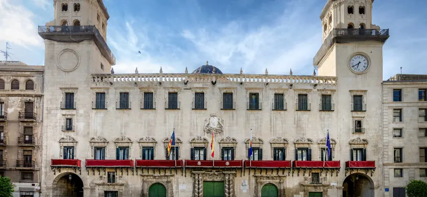 Fachada del Ayuntamiento de Alicante con sus torres y balcones en la plaza principal