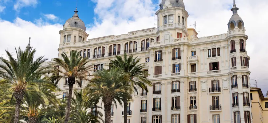 Edificio modernista con palmeras junto al puerto en el centro de Alicante