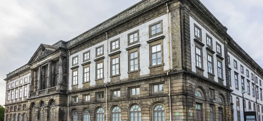 Fachada histórica de la Universidad de Oporto, uno de sus edificios emblemáticos.