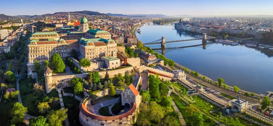 Vista aérea del Castillo de Buda y el Danubio, conectando Buda y Pest.