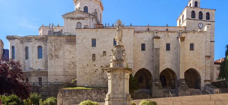 Catedral de Santander y su plaza exterior en Cantabria