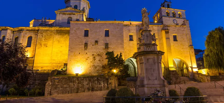 Catedral de Nuestra Señora de la Asunción, en Santander, iluminada al anochecer.