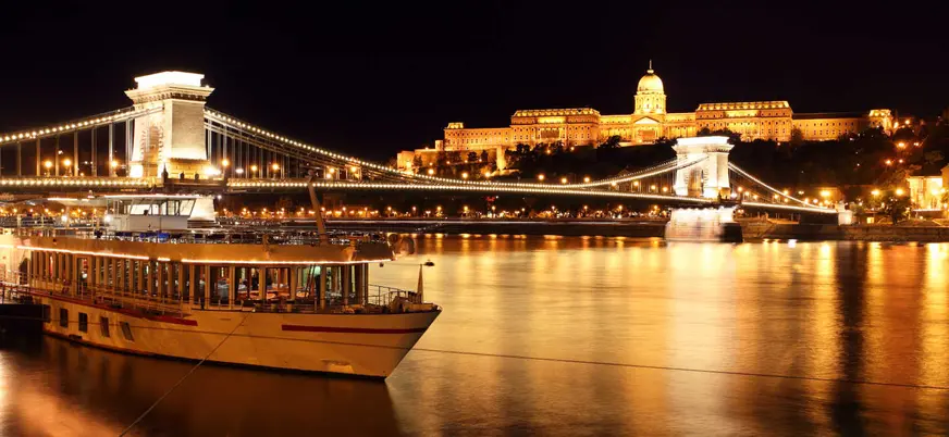 Crucero por el Danubio en Budapest con reflejos nocturnos de los monumentos.