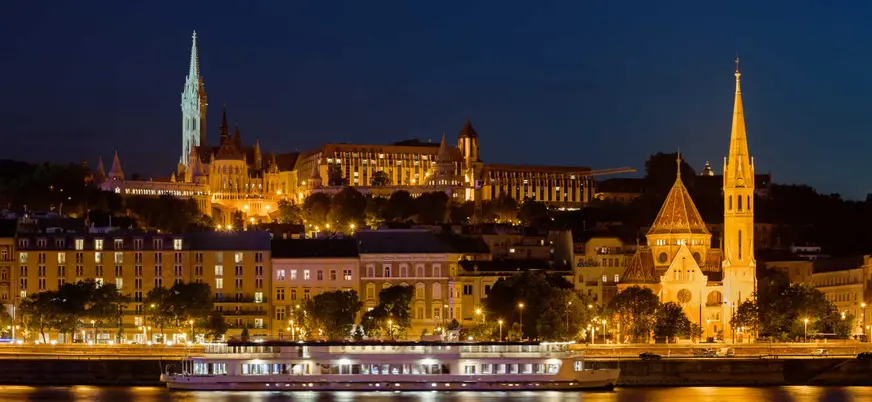 Un crucero navegando por el Danubio en Budapest con el Bastión de los Pescadores.