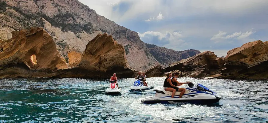 Excursión en moto de agua a Atlantis desde Sant Antonio, en Ibiza.