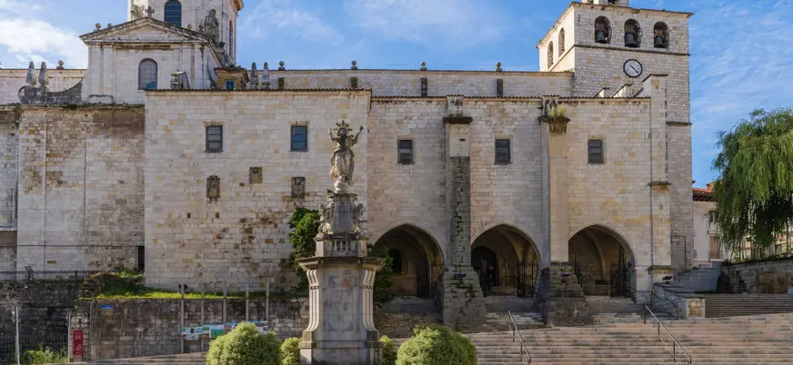 Catedral de Santander (Nuestra Señora de la Asunción) con la estatua de La Purísima en la plaza frontal, Cantabria