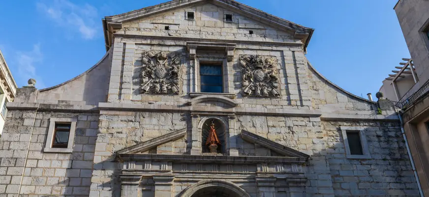 Fachada de la Iglesia de la Compañía en el centro de Santander, Cantabria