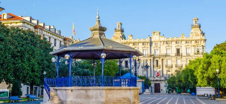 Kiosko de música en la Plaza Porticada del centro de Santander, Cantabria