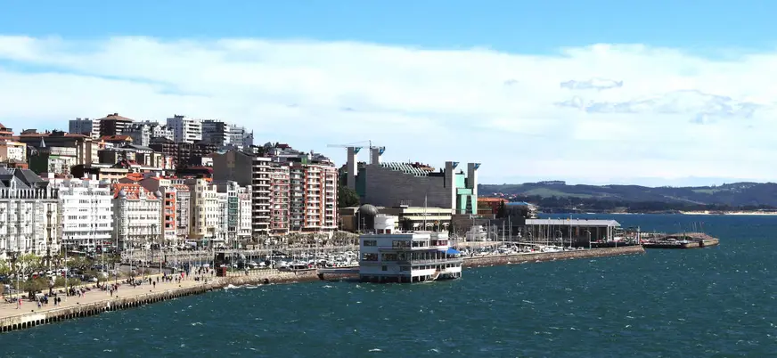 Paseo marítimo y puerto deportivo en la bahía de Santander, Cantabria
