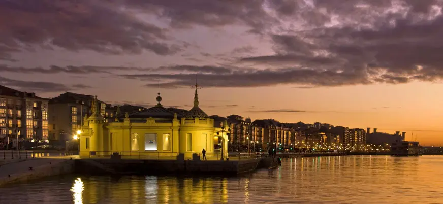 Palacete del Embarcadero, junto al paseo marítimo de Santander, al atardecer.