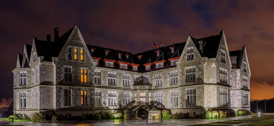 Palacio de la Magdalena, en la Península de la Magdalena (Santander), iluminado de noche.
