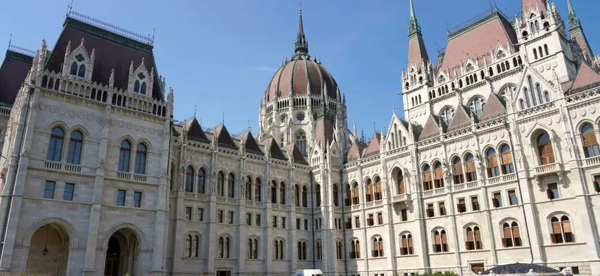 El Parlamento de Budapest visto desde un paseo en barco por el Danubio.