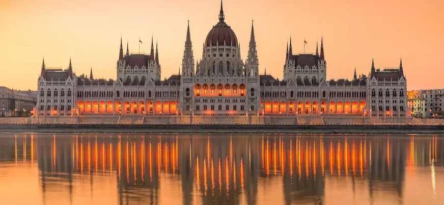 El Parlamento de Budapest al amanecer, reflejado perfectamente en el río Danubio.