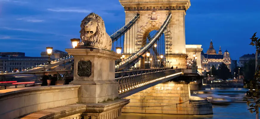  Cruzando el Danubio en Budapest, el Puente de las Cadenas al anochecer.