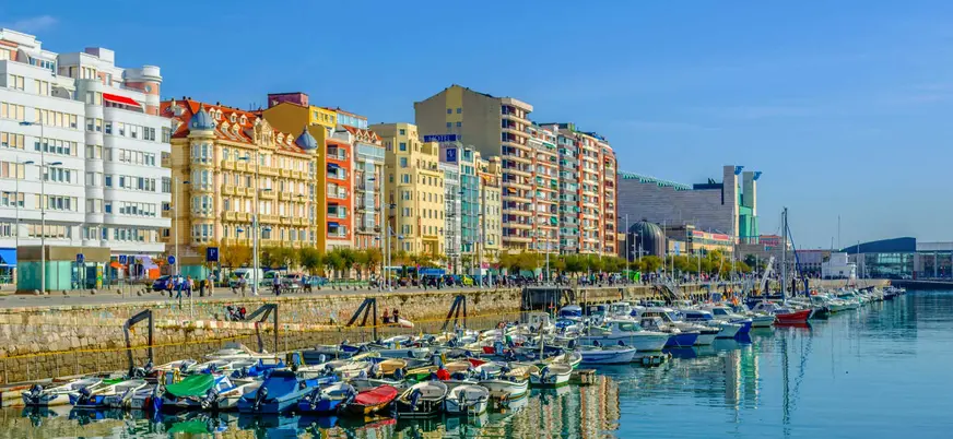 Puerto deportivo en Santander, Cantabria, con fachadas frente al mar