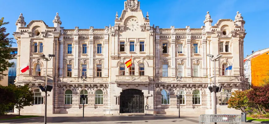 Fachada del Ayuntamiento de Santander en Cantabria bajo un cielo despejado