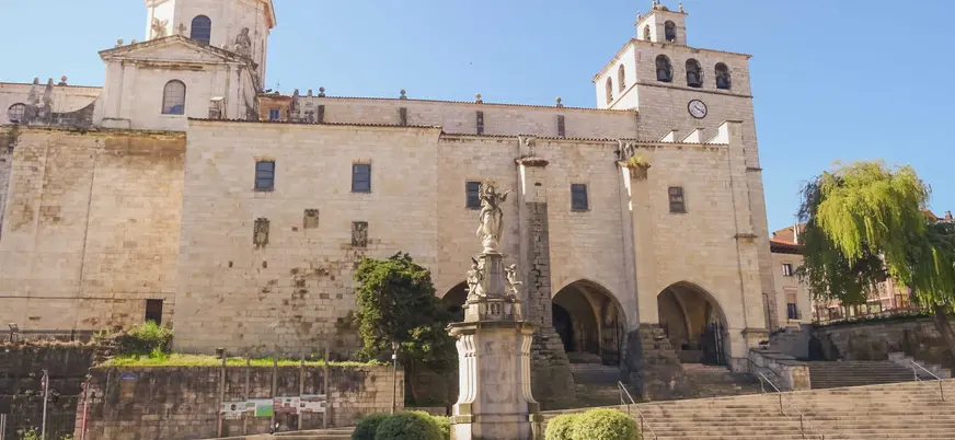 Catedral de la Asunción Santander en Cantabria con plaza amplia y estatua central