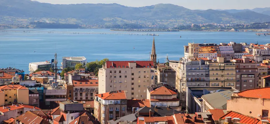 Vista aérea de Santander, Cantabria, con tejados rojos y bahía al fondo