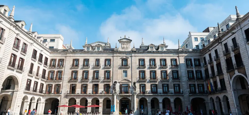 Plaza Porticada de Santander en Cantabria con arquitectura simétrica y portales