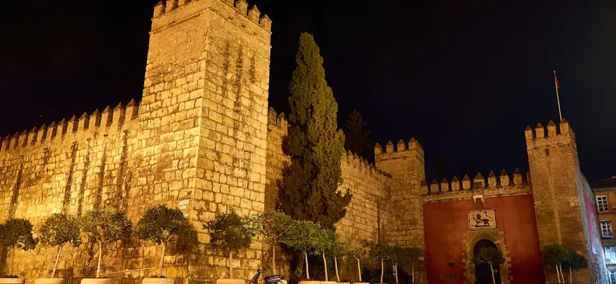 La ciudad iluminada crea un atmósfera perfecta para desarrollar el tour de la Sevilla misteriosa y paranormal.