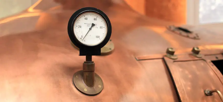 Tanque de elaboración de cerveza artesanal en cervecería de Praga