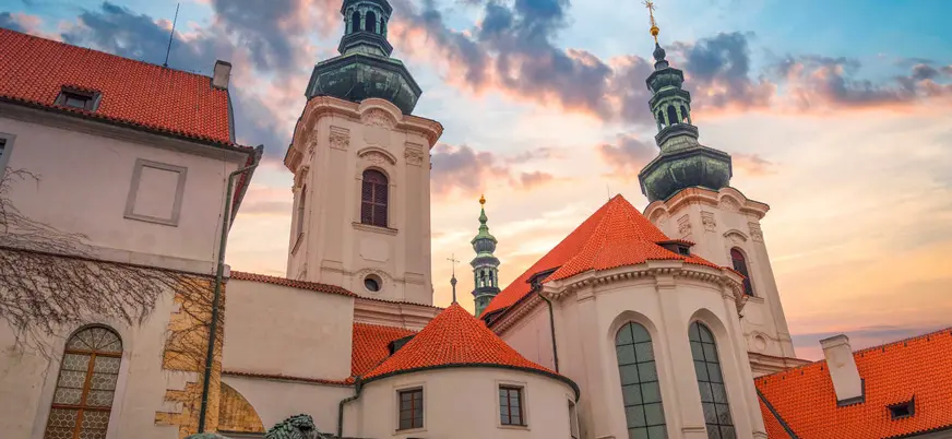 Monasterio de Strahov al atardecer en el barrio del castillo de Praga