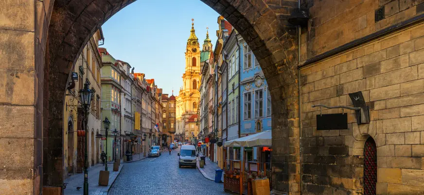 Calle de Malá Strana con la iglesia de San Nicolás al fondo en Praga