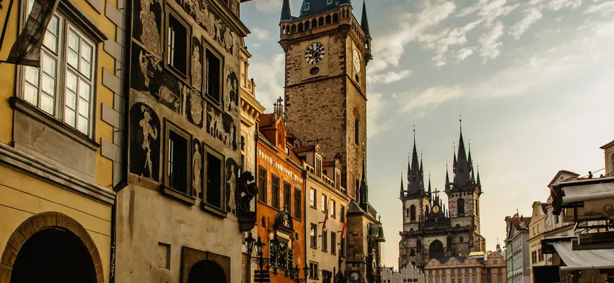 Torre del Reloj y Iglesia de Týn en la Plaza de la Ciudad Vieja de Praga