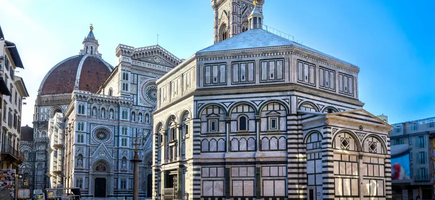 Catedral de Florencia con cúpula de Brunelleschi, Campanile y Baptisterio en la Piazza del Duomo.