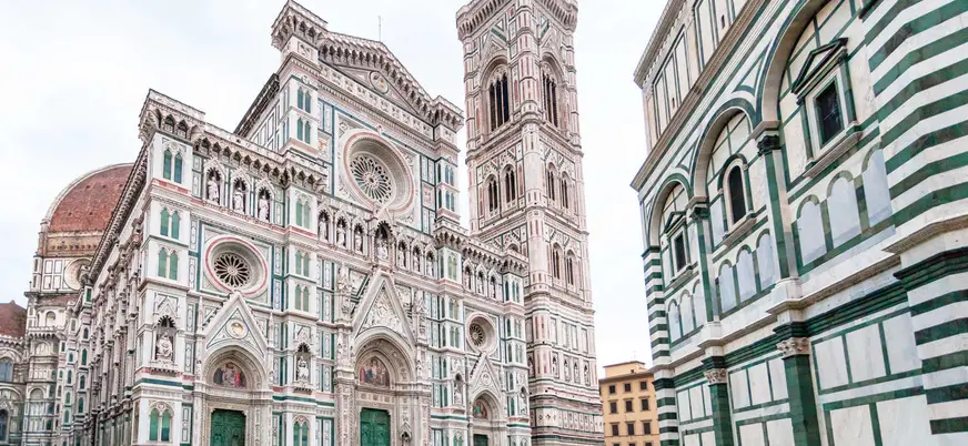 Por las calles del centro histórico llegaremos a la magnífica y majestuosa Catedral de Santa Maria del Fiore.