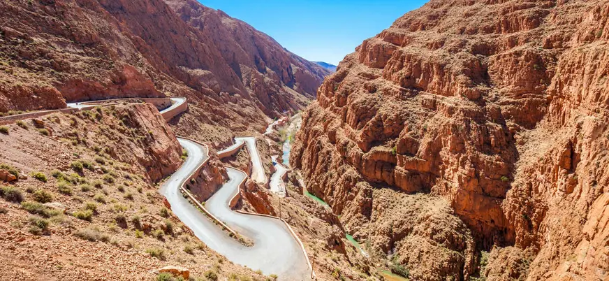 Vista del desfiladero del Dades con carretera serpenteante en Marruecos