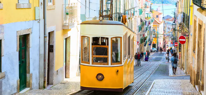 El Elevador da Bica recorriendo su empinada calle en Lisboa.