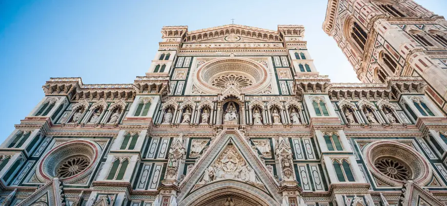 Fachada de la Catedral de Santa María del Fiore y campanario de Giotto en Florencia.