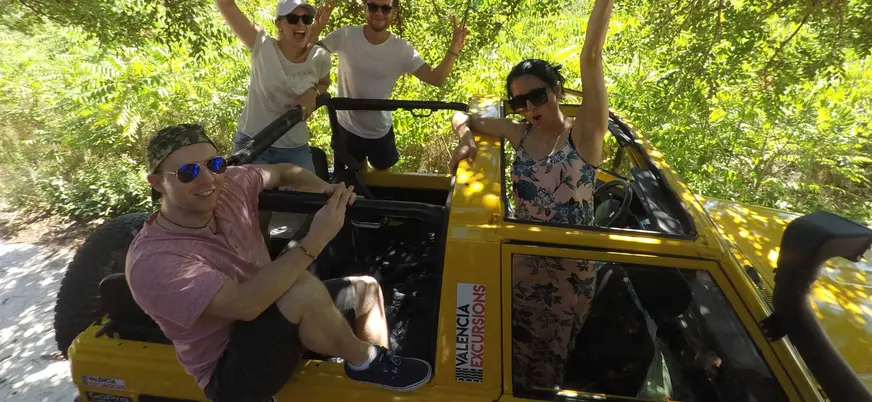 Grupo disfrutando del recorrido en 4x4 por la Sierra Calderona cerca de Valencia.