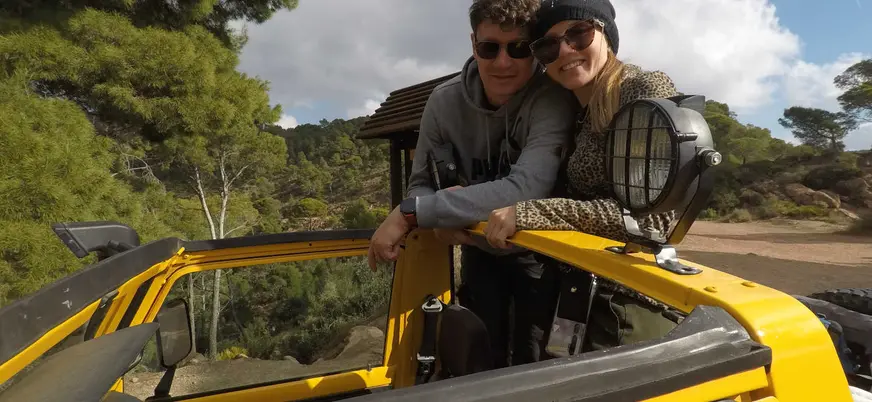 Pareja disfrutando de una ruta en todoterreno por la Albufera