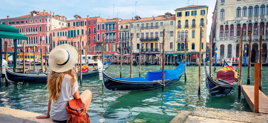 Góndolas en el Gran Canal de Venecia con edificios históricos al fondo
