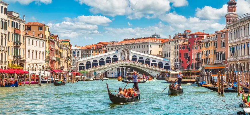 Góndolas navegando junto al Puente de Rialto sobre el Gran Canal de Venecia