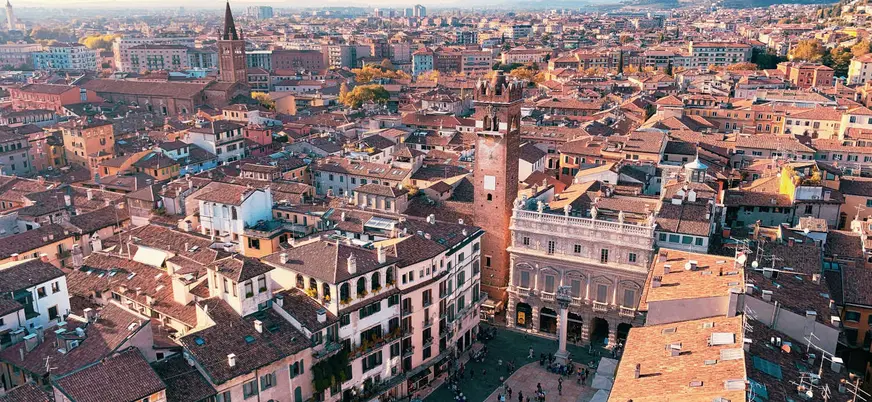 Vista aérea del centro histórico de Verona en la región italiana del Véneto