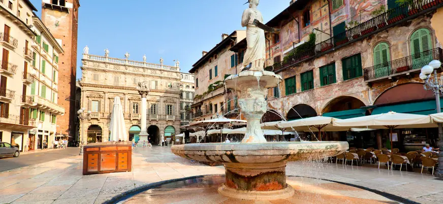 Fuente Madonna Verona en Piazza delle Erbe con edificios históricos de Verona