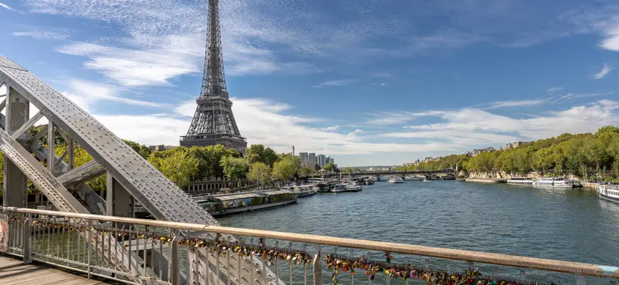 Vista del río Sena y la Torre Eiffel desde un puente con candados.