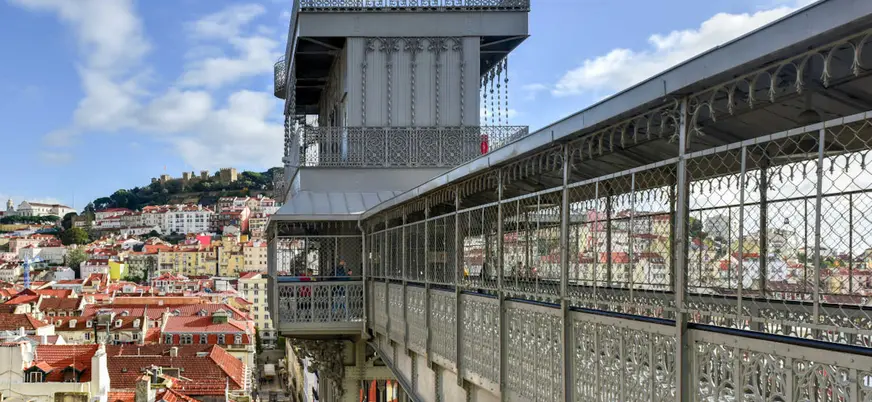 Pasarela del Elevador de Santa Justa con vistas al Castillo de San Jorge.
