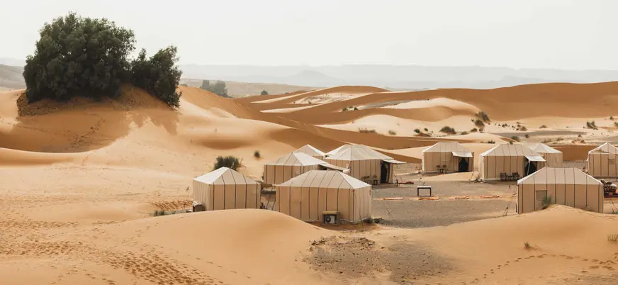 Campamento bereber con haimas en el desierto de Merzouga, Marruecos