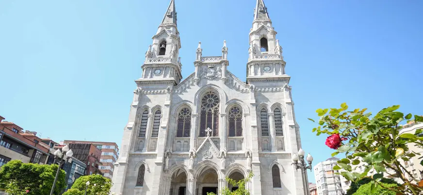 Fachada de la iglesia de Santo Tomás de Canterbury en Avilés, Asturias