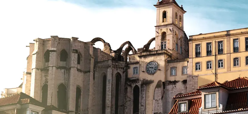 Ruinas del Convento do Carmo destacando sobre los tejados del centro de Lisboa.