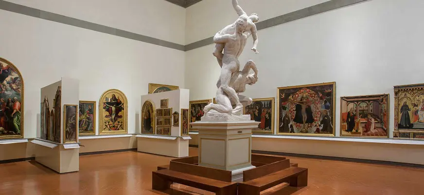 También encontrarás obras de artistas italianos, flamencos o europeos como Botticelli, Pontormo o Juan de Bolonia.