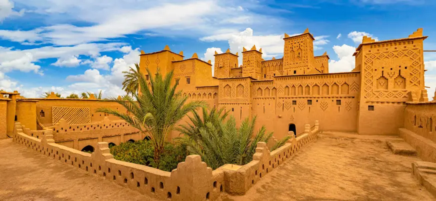 Kasbah tradicional de Ouarzazate a los pies de las montañas del Atlas