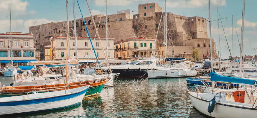 Vista del puerto con el castillo de fondo